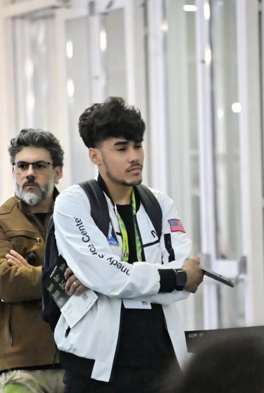 Abimael de braços cruzados nos corredores do evento
