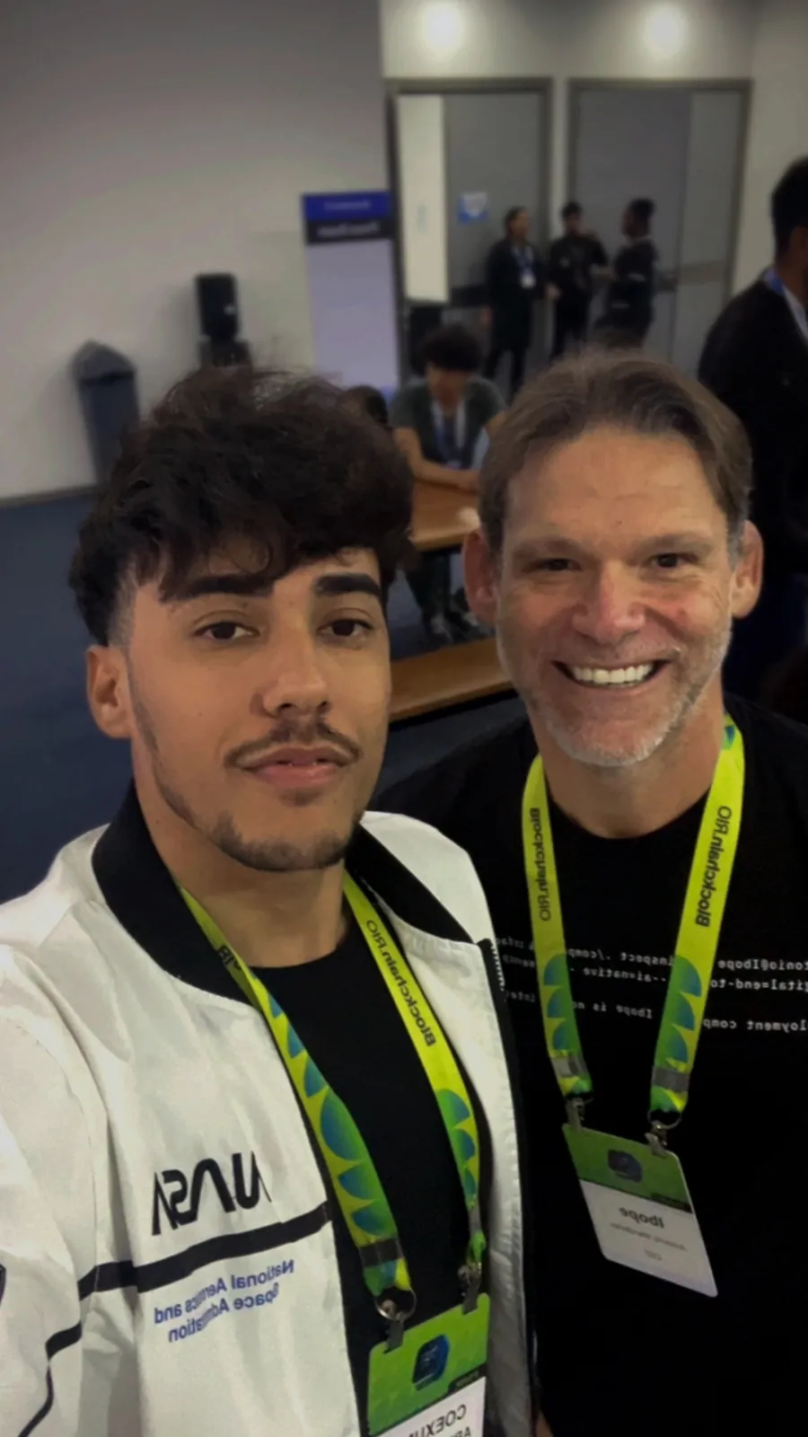 Abimael em uma selfie com outro participante do evento