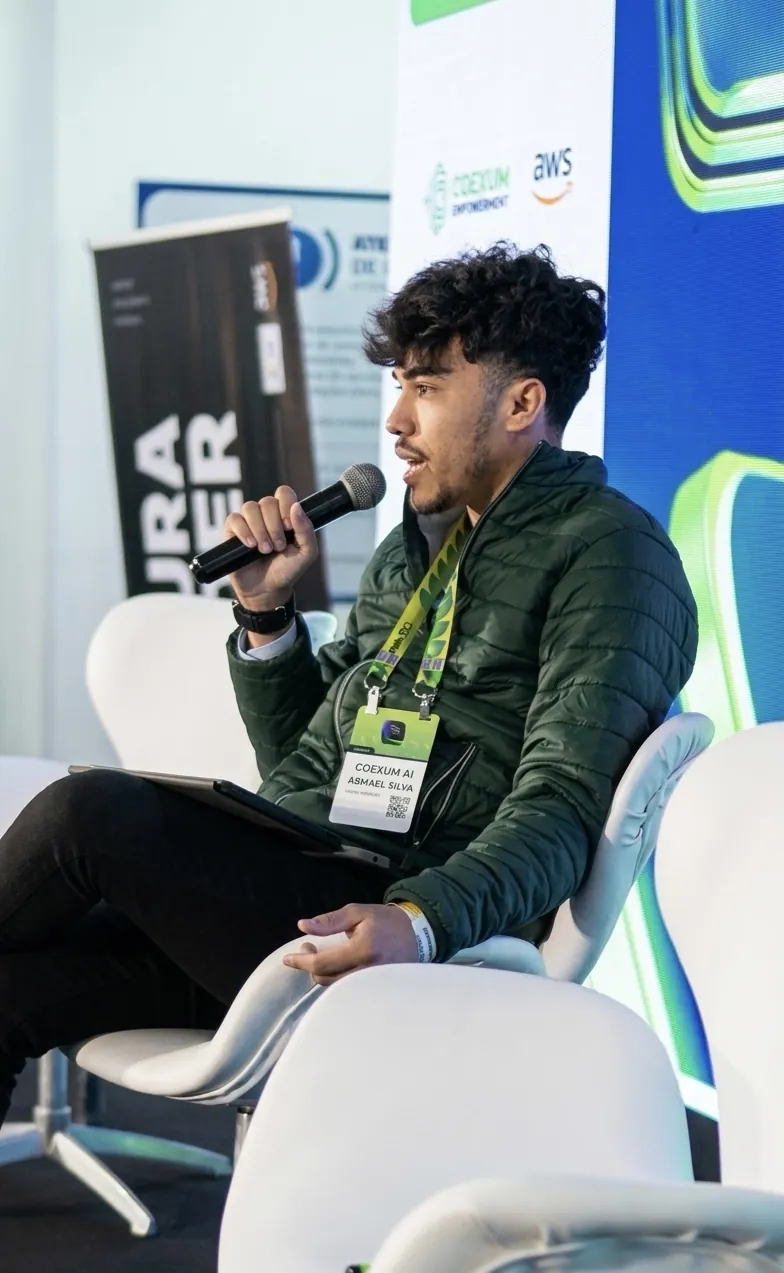Abimael respondendo a uma pergunta com o microfone na mão