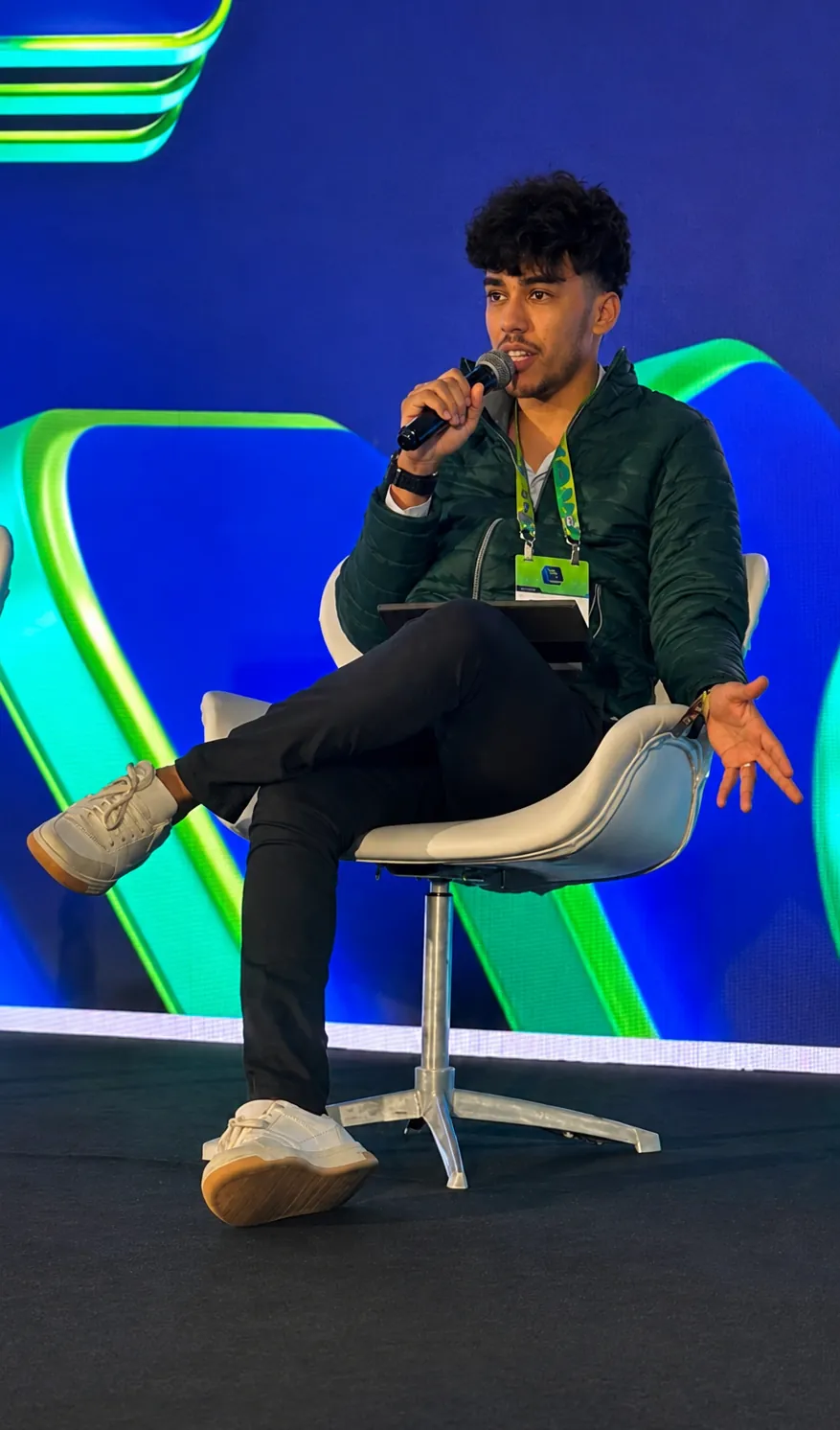 Abimael falando ao microfone durante um painel