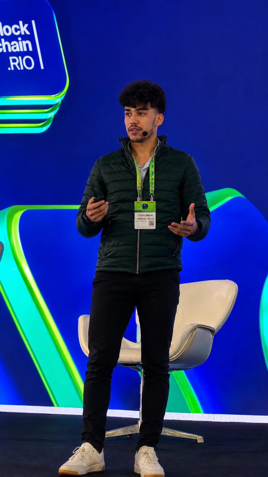 Abimael gesticulando durante a palestra, com microfone de cabeça