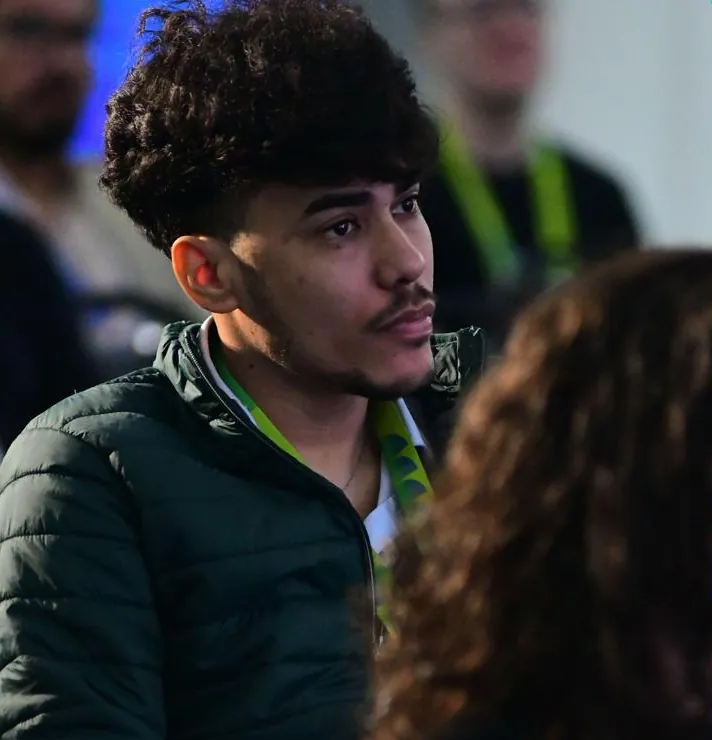 Abimael atento durante uma palestra