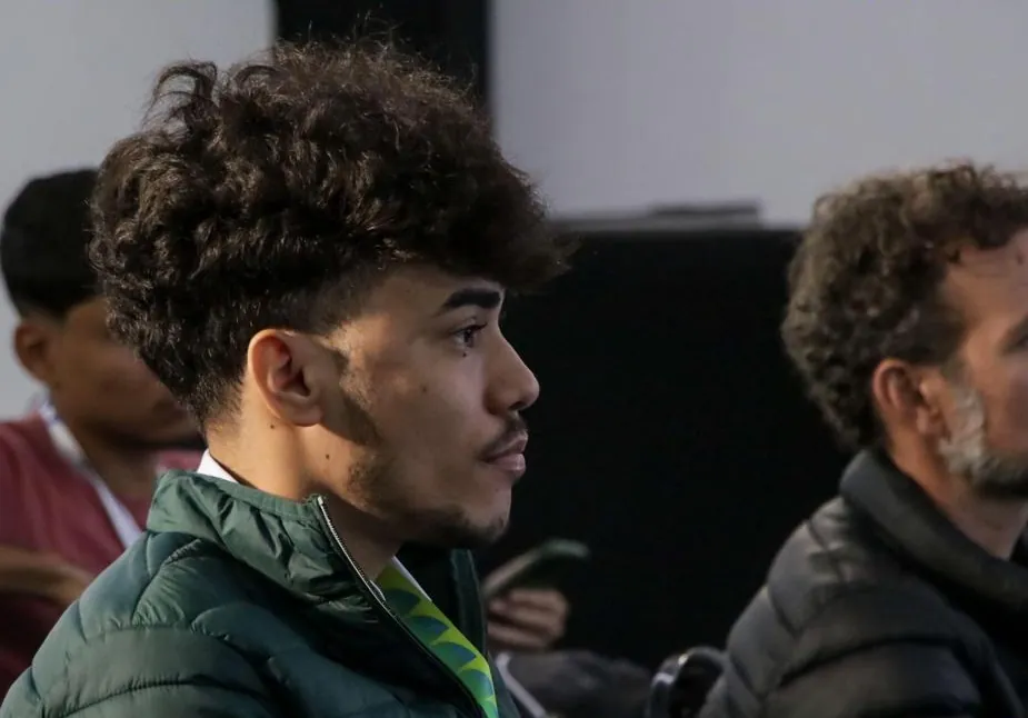 Abimael de perfil, atento na plateia